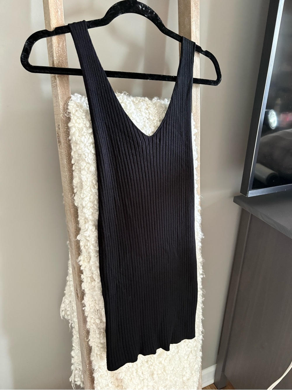 Pink Clover Black Ribbed V-Neck Tank - Picture 5 of 5